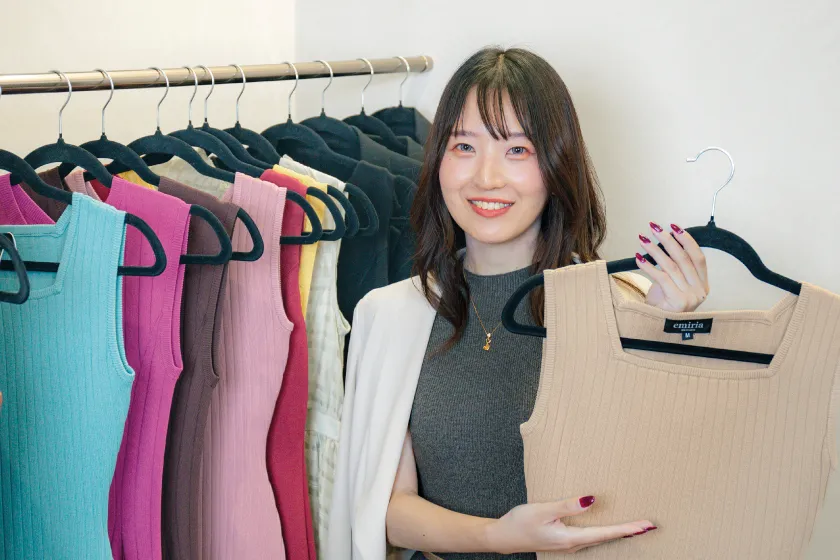 衣装選び、ヘアメイク、仕上げメイク